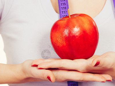 女手握大红苹果女手握红苹果健康食物概念图片