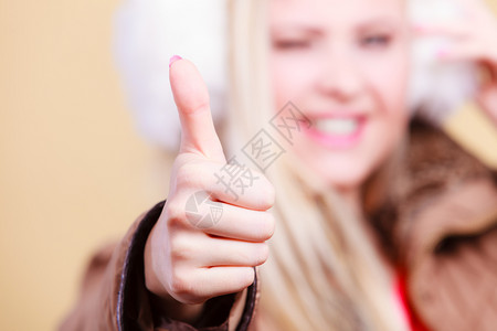 快乐的金发女子举起拇指手势良好的和人表情达概念快乐的金发女子举起拇指图片