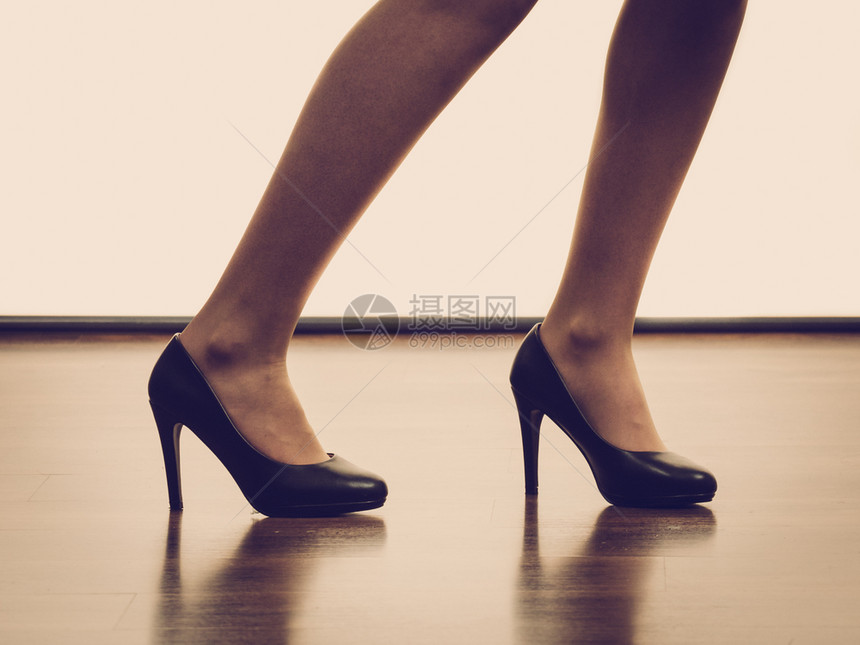 穿着裙子或和黑色优雅时装高跟鞋的无法辨认妇女图片