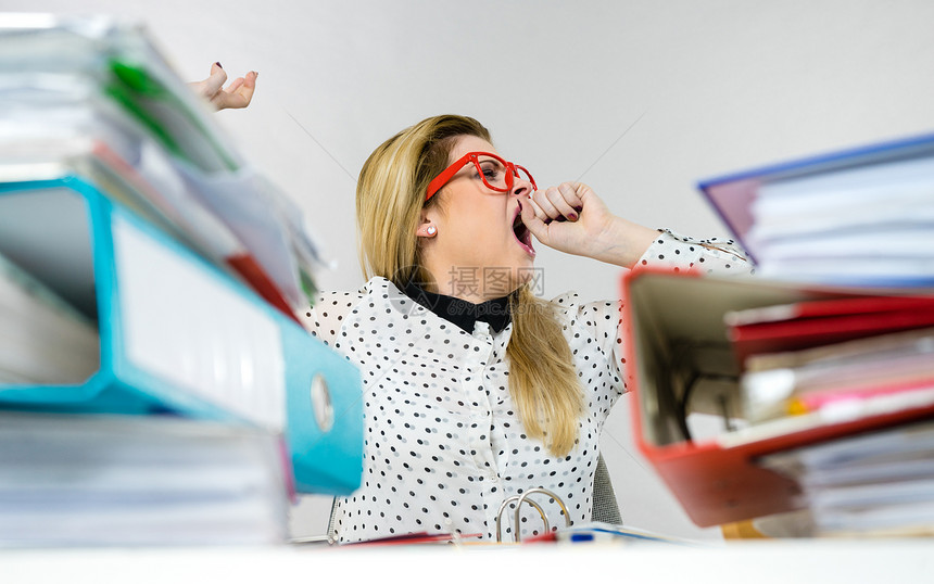 睡不着的女商人在办公桌上工作忙着打包纸无聊或累着熬夜睡不的女商人在办公室打哈图片