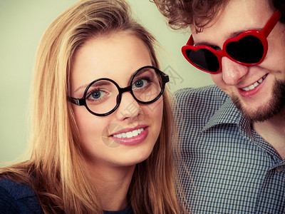 快乐的年轻男人心形眼镜和女人微笑的朋友在工作室的情侣快乐夫妇男女眼镜图片