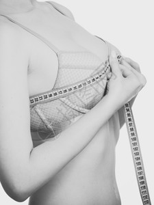 穿内衣胸围的瘦女人胸用测量胶带胸部图片