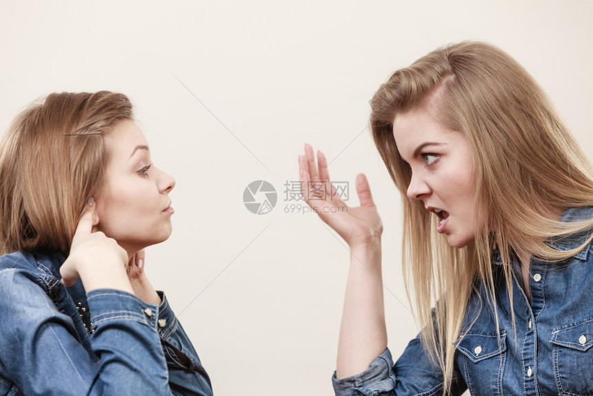 两个妇女争吵着互相生气两个妇女争吵着相互发脾气两个妇女大发雷霆无知的概念一个无知的概念图片