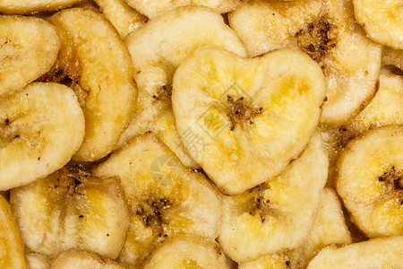 香蕉薯片新鲜成熟香蕉脱水片作为食物背景图片