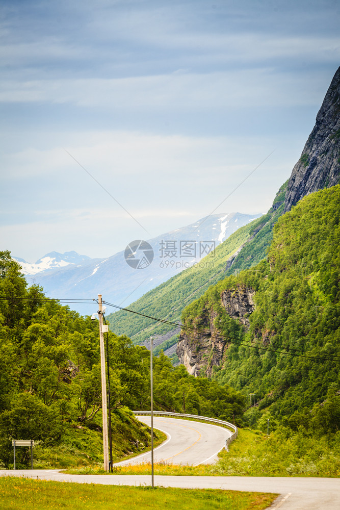 穿越夏季挪威山的公路美丽景观旅行和游挪威山的公路景观图片