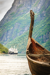 在挪威自然的海岸和湾山区索格涅弗湾的轮渡船上旅游和行概念图片