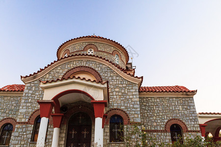希腊风格的教堂黑暗的石头做的正面对着天空希腊式教堂图片