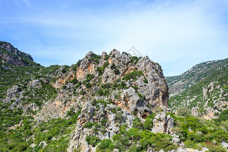 希腊山蓝天映衬下的大石崖希腊自然名胜古迹概念希腊大山背景图片