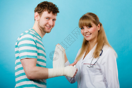 医学和保健女医生捆绑男手腕扭伤图片