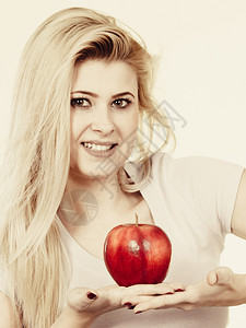 水果食物维他命来源健康营养概念良好幸福的女士拿着美味红苹果图片