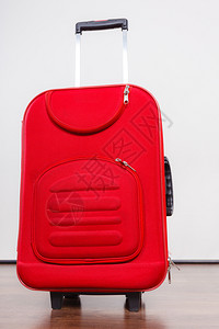 旅行假日概念在家中的地板上旅行红色手提箱在家中的地板上旅行红色手提箱图片