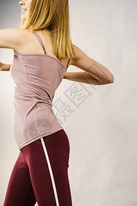 在家锻炼身体的年轻女子在家训练保持健康在家锻炼身体的女人图片
