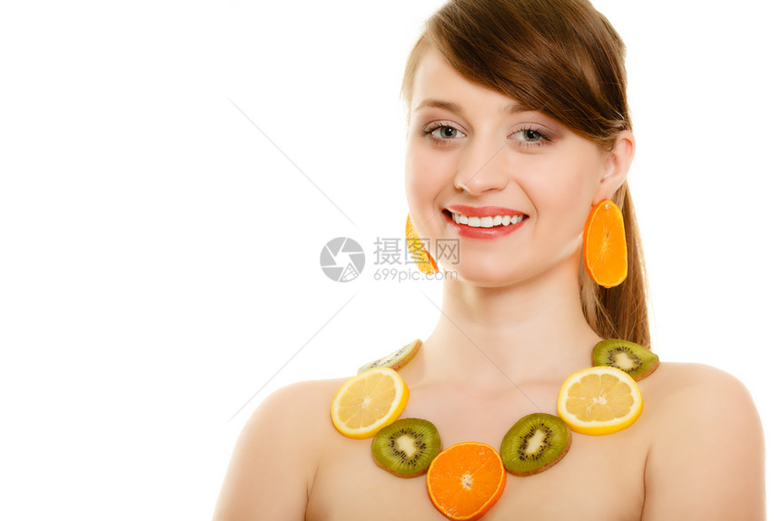 快乐的女孩带着项链和耳环鲜柠檬水果孤立在白色上年轻女建议健康的食物和营养图片