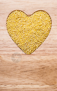 饮食概念小米呻吟的心在木质表面形成健康的食物帮助降低胆固醇图片