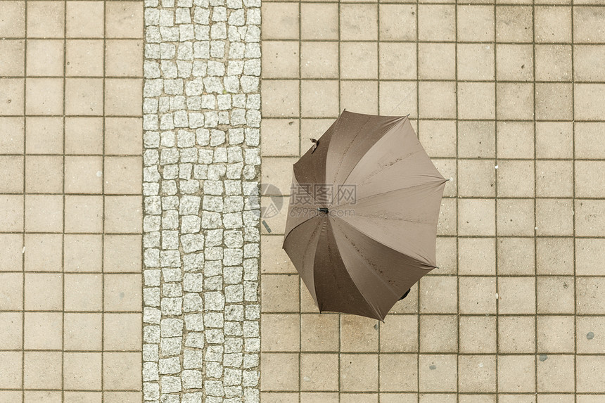 有伞的人在雨中行走从水遮盖自己图片