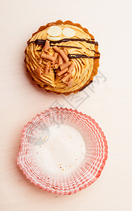 纸面和美味的蛋糕夹奶油装饰作为厨房餐桌上的甜食背景图片