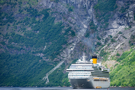 峡湾Geirangerfjord与渡船挪威旅游巡游挪威峡湾上的渡船图片