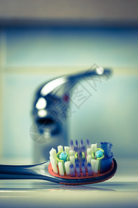 牙科保健概念在洗手间用水槽上缝合刷牙背景中用水龙头图片