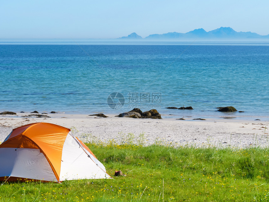 夏天在海滩岸的帐篷上露营在海洛福滕群岛挪威假日和旅行海滩上有帐篷的景挪威洛福滕图片