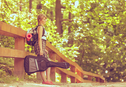 冒险旅游享受暑假在森林足迹中背着包徒步的年轻旅游妇女图片