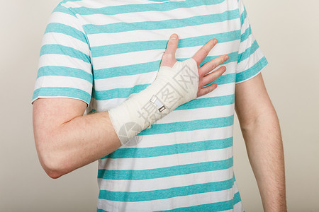 手腕受伤的病人图片