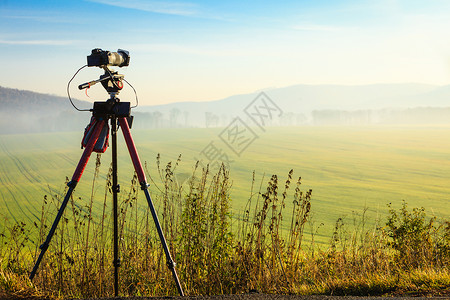 三脚架专业摄像机拍斯洛伐克晨间风景的摄影片背景图片