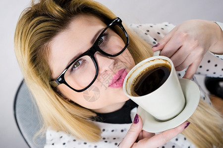 办公室的快乐妇女喝着热咖啡或茶工作期间享受休息时工作放松喝着热咖啡图片