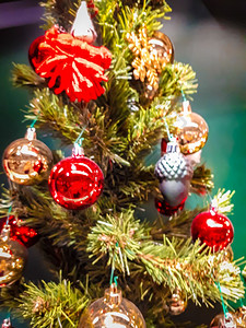 软闭着圣诞节的景色装饰圣诞树的背景图片