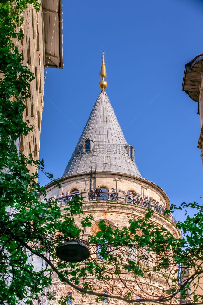 加拉塔顶楼是中世纪著名里程碑式石塔建筑2018年4月9日伊斯坦布尔Beyoglu的Galata塔顶楼图片