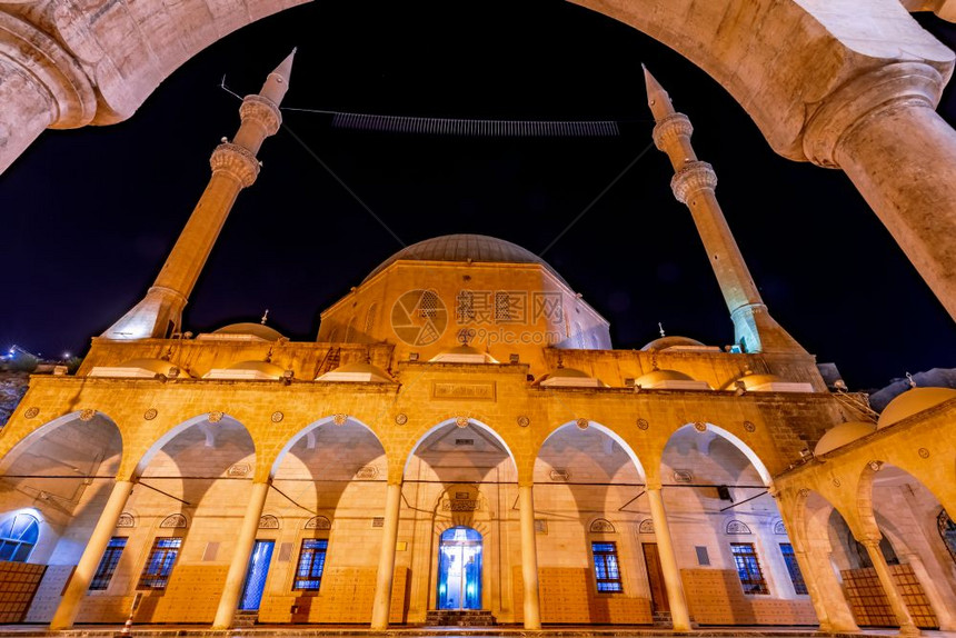 土耳其先知清真寺夜色下的拱门图片