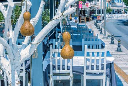 挂着的葫芦2017年8月23日土耳其Bodrum街道挂在树上装饰葫芦的餐厅桌椅景观博德鲁姆街餐厅桌椅景观背景
