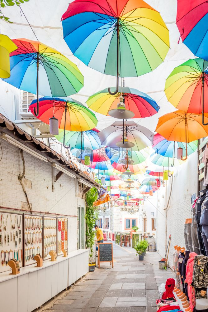 在博德鲁姆狭窄的街道上挂着多姿彩的雨伞图片
