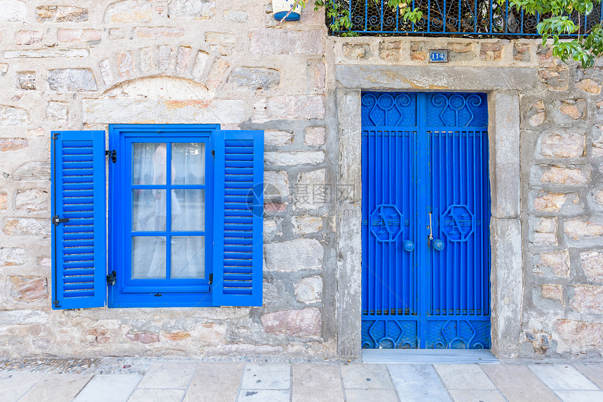 土耳其博德鲁姆的蓝门和窗白石墙背景的蓝色门和窗土耳其博德鲁姆的传统地中海住房图片