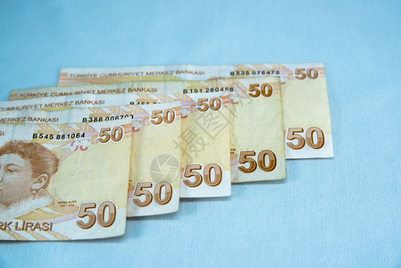 土耳其纸币堆叠中孤立白背景的土耳其纸币视图用于编辑的可复制空间isaozdere火鸡高清图片素材