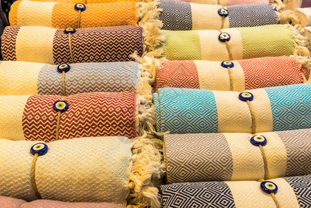 土耳其伊斯坦布尔大巴扎销售的彩色传统丝绸头巾或披和织物图片