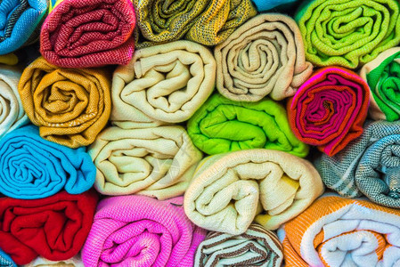 土耳其伊斯坦布尔大巴扎销售的彩色传统丝绸头巾或披和织物背景图片