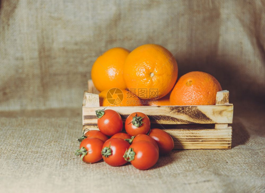 橙子和樱桃西红柿加在一起生锈麻布背景图片