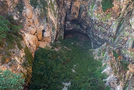 洞穴区多石的旅游业高清图片