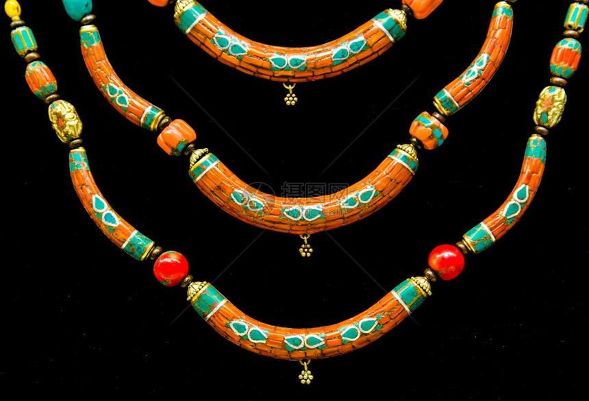 由宝石象牙和展示在土耳其伊斯坦布尔大巴扎出售的黄金制成颈项用宝石象牙和黄金制成的颈项图片