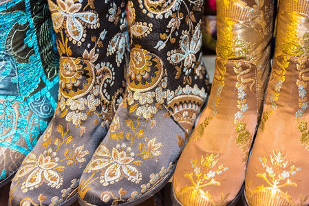 在土耳其大巴萨市最顶端的摊位上有两双多彩亚洲风格的靴子市场摊位图片