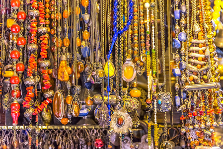 许多不同颜色和形状的项链在土耳其伊斯坦布尔大巴扎展出售示着宝石许多颜色和形状的项链背景图片