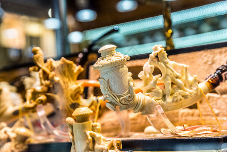 手工制造象牙管道在土耳其伊斯坦布尔大集市展出售背景图片