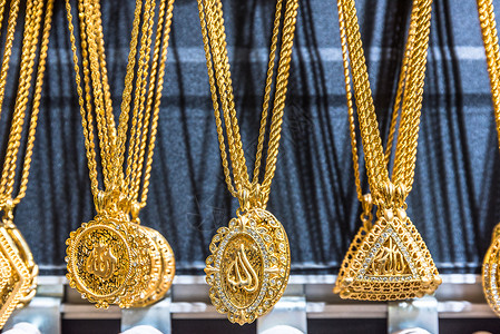 土耳其黄金项链在土耳其伊斯坦布尔大巴扎的摊间出售背景图片