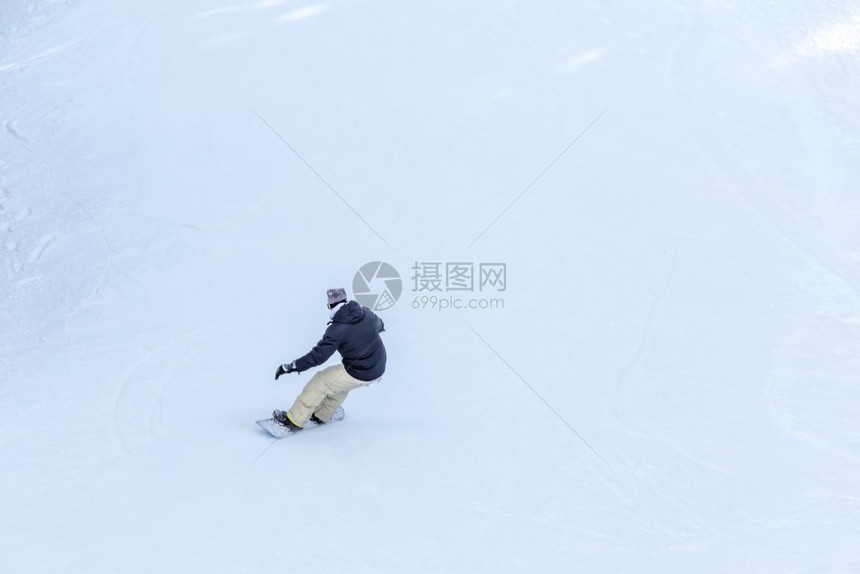 土耳其乌鲁达格山布尔萨阳光明媚的冬日滑雪坡上新鲜的白雪上的男子滑雪板在新鲜的白雪上滑雪图片