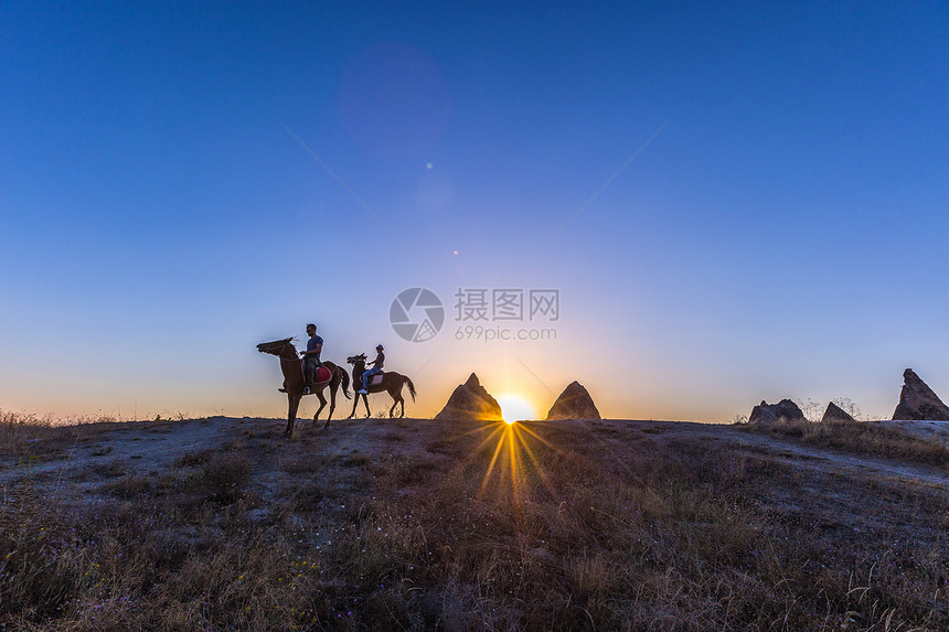 在土耳其安纳托利亚卡帕多西山谷卡帕多西亚旅游景点土耳其卡帕多西亚在土耳其卡帕多西亚山谷背景的马和影卡帕多西亚最好的旅游景点是热气图片