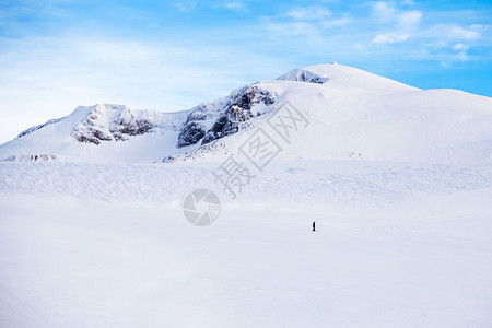 冬季在土耳其布尔萨的乌卢达格雪山底有一个板图片