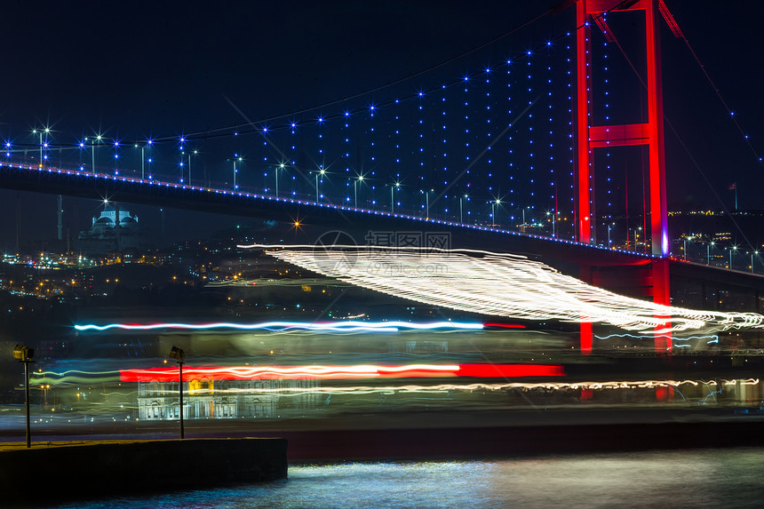 7月15日夜视烈士桥或非正式的Bosphorus桥也称为第一位于土耳其伊斯坦布尔2018年月3日图片