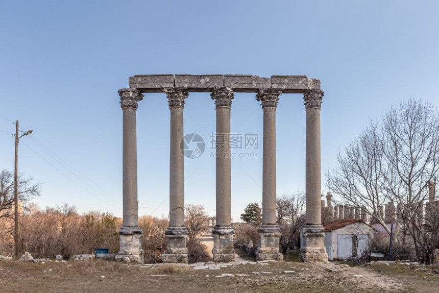 蓝色的天空神蒂奇庙的柱子罗马第一世纪末期ADOlbaUzuncaburc土耳其墨辛Tyche神殿财富女Uzuncaburc的罗马图片