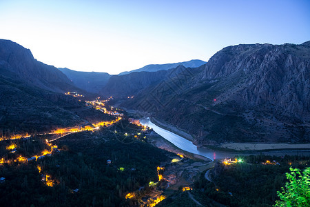 土耳其埃尔津坎凯马利耶镇夜景图片
