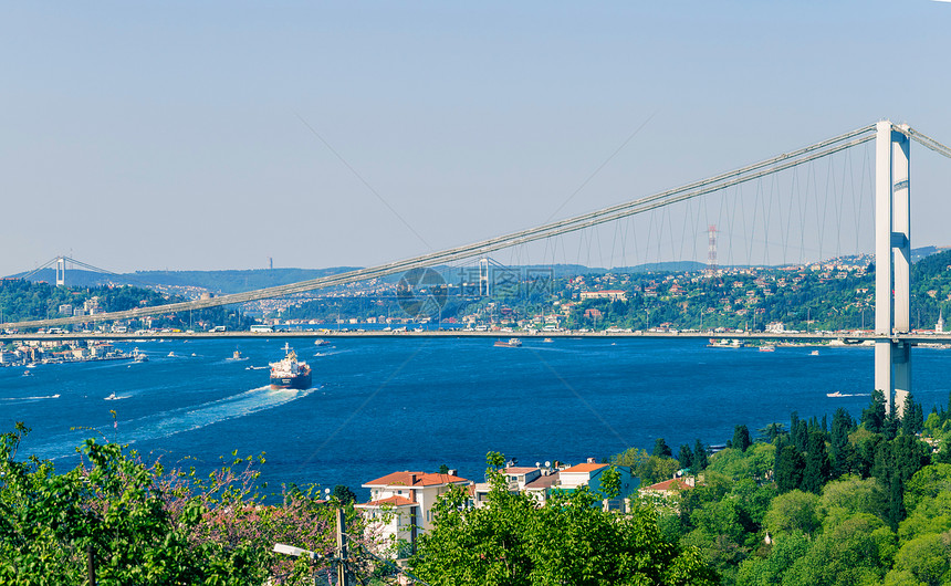 7月15日烈士大桥或非官方的Bosphorus大桥的景观也称为第一大桥位于土耳其伊斯坦布尔FethiPasha公园蓝天的Bosp图片